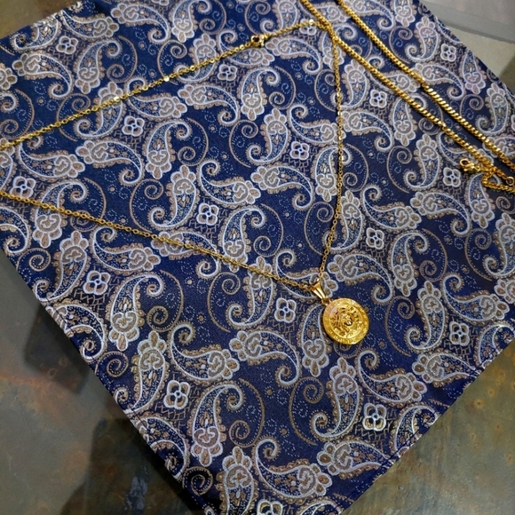 18K Gold Plated Medusa Pendant Necklace Coin Shape and Chain - Picture 4 of 10